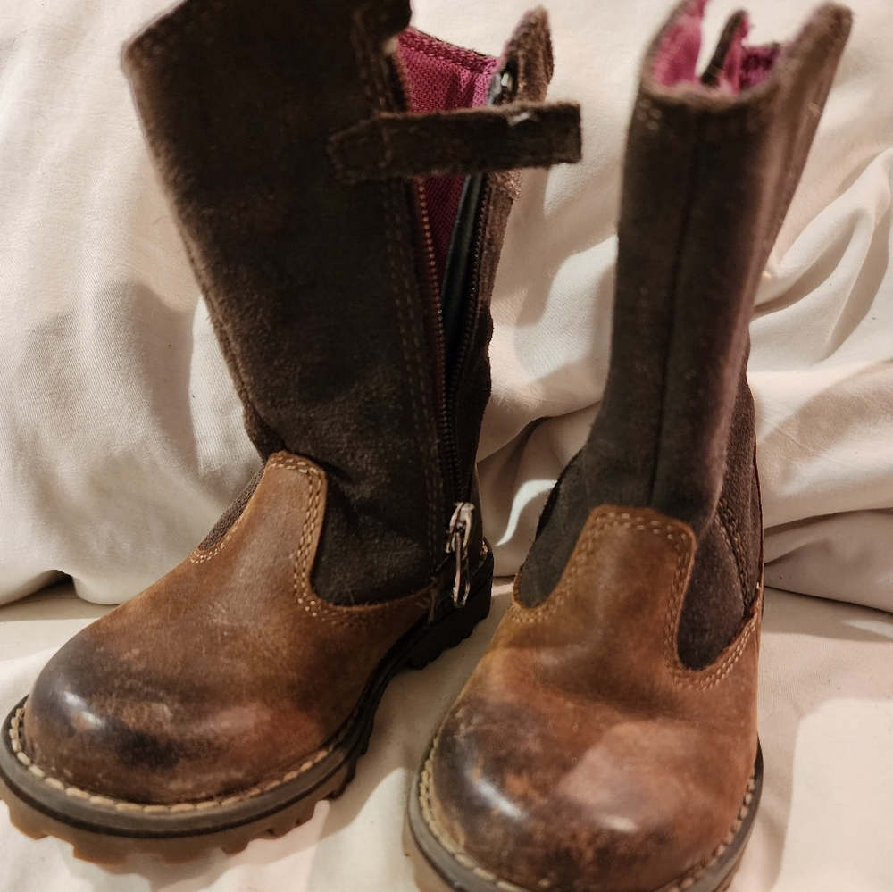 Size 6 toddler timberland kids boots.  Guc